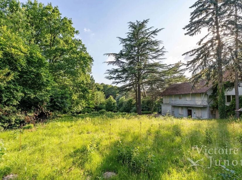 Au cur du très prisé quartier du Kauwberg, découvrez un terrain rare de 20 ares, niché dans un environnement unique et verdoyant. À labri des regards,