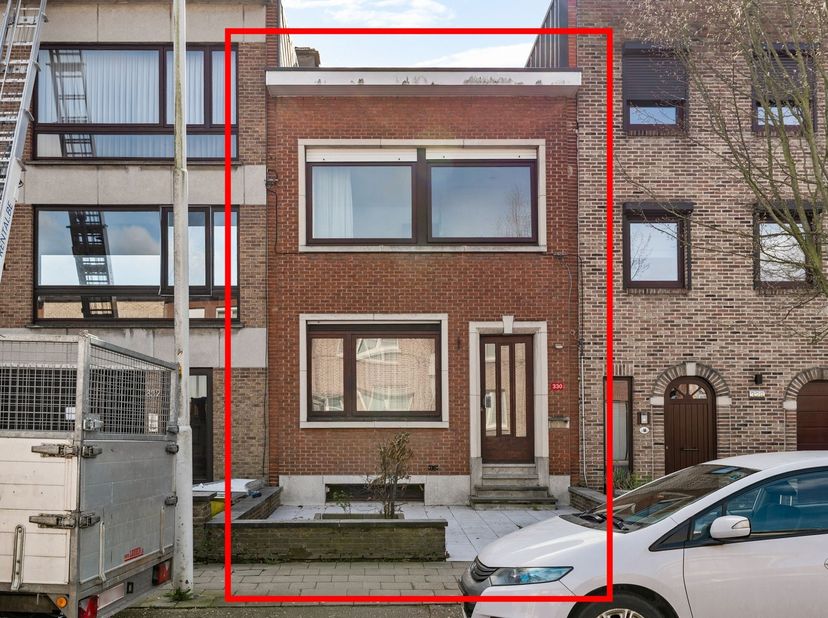 In een residentiële wijk in Borsbeek vindt men deze rijwoning, die origineel is geconstrueerd in de jaren 50 en in de jaren 70 grondig werd gemodernis