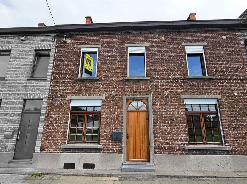 Prix: Offre à partir de 195.000 euros, frais d'agence non inclus et à charge de l'acquéreur. <br />
Maison à rafraichir comprenant: <br />
Sous-sol: C
