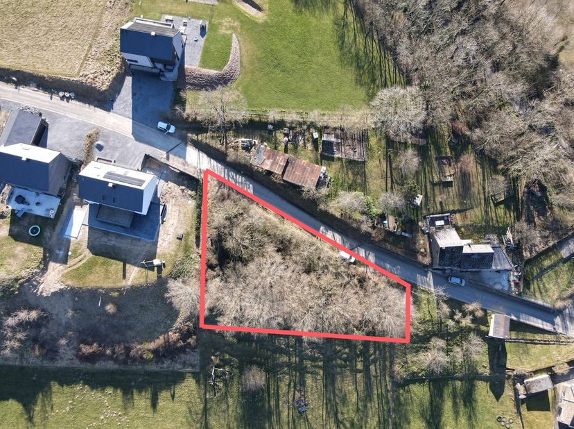 EasyHome immobilier heeft het genoegen u deze bouwkavel van 788,45 m² voor te stellen, ideaal gelegen in Nassogne in een groene omgeving en toch dicht