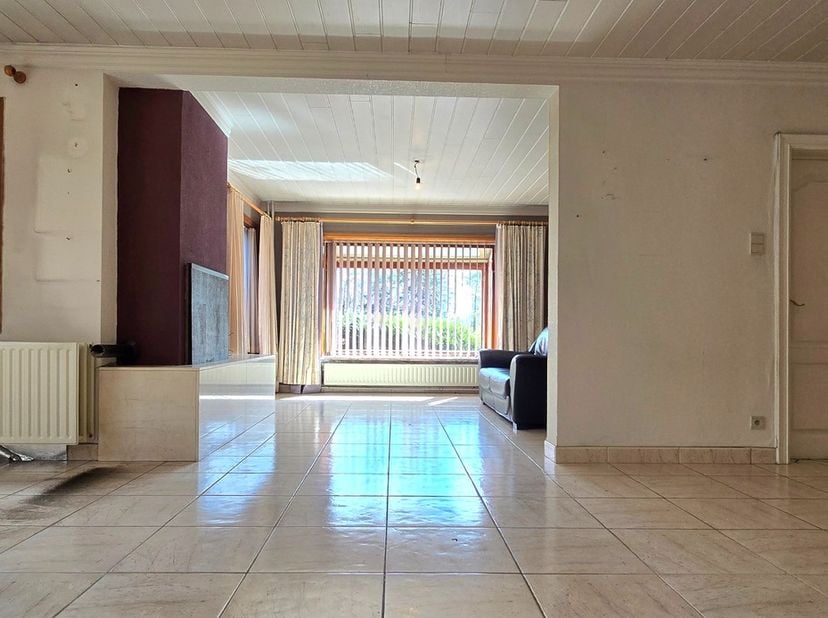 Voor een afspraak bel Kim 0473 72 33 62.<br />
<br />
Te renoveren woning HOB met 3 en mogelijk 4 slaapkamers aan de rand van het centrum van Lummen m