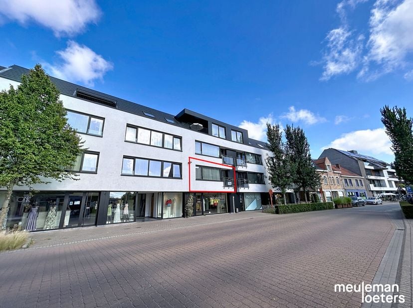 Dit lichtrijk appartement werd in 2020-2021 volledig gestript en opnieuw opgebouwd naar de nieuwste normen en comfort.<br />
<br />
Dankzij de central