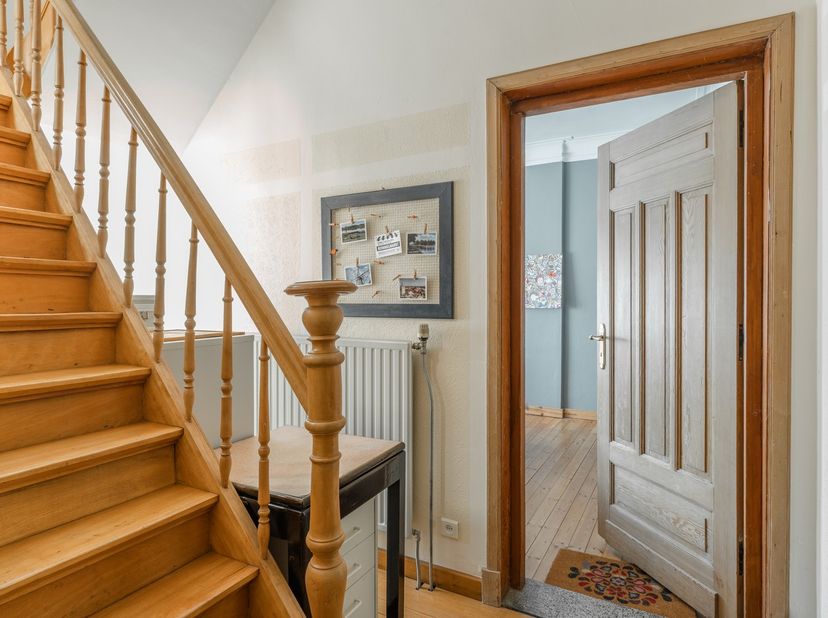 Deze charmante en bijzonder ruime karakterwoning uit 1935 combineert authentieke elementen met verrassend veel leefruimte. Met maar liefst 5 slaapkame