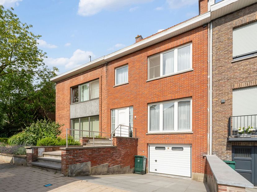 Rustig wonen op toplocatie in Kortrijk mét garage en zonnige tuin<br />
Op zoek naar een ruime, degelijke woning op een uitstekende ligging in Kortrij