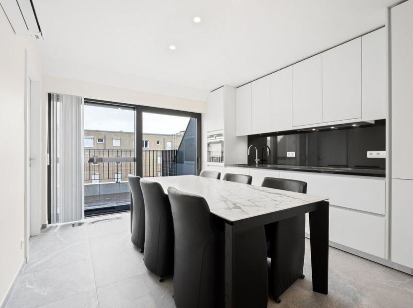 Appartement moderne au centre de Nieuport avec 2 grandes terrasses et une vue dégagée. Cet appartement récent construit en 2022 offre tout le confort