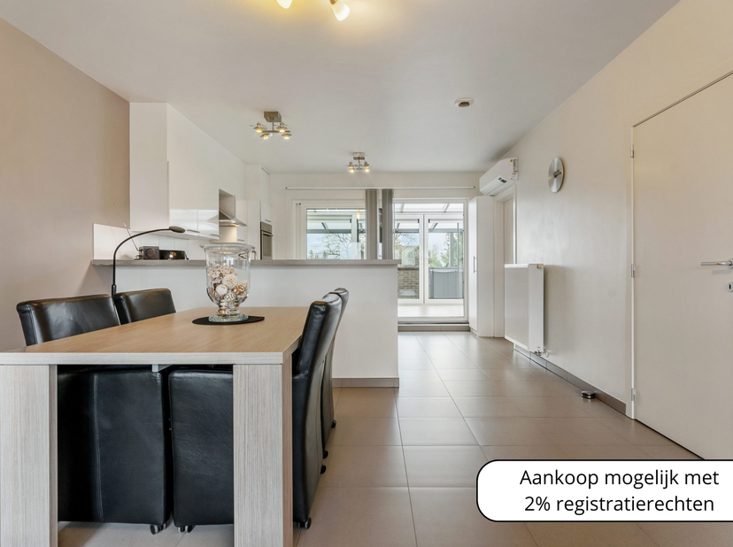Instapklaar duplexappartement in uitstekende staat met autostaanplaats in het centrum van Riemst. Deze landelijke gemeente biedt allerlei voorzieninge