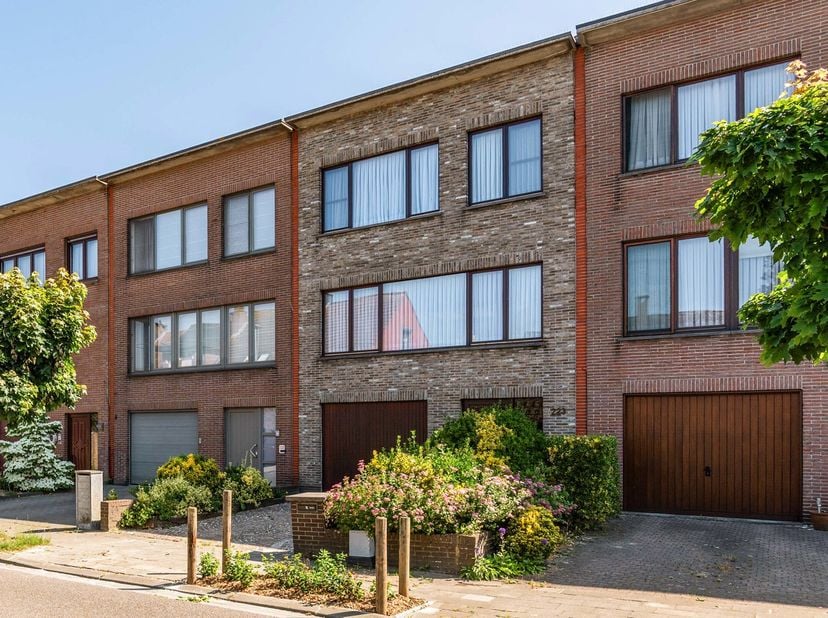 Bent u op zoek naar een verzorgde beletagewoning met nét dat tikkeltje meer? Dan zal deze woning u aangenaam verrassen. Hoewel het pand de "klassieke"