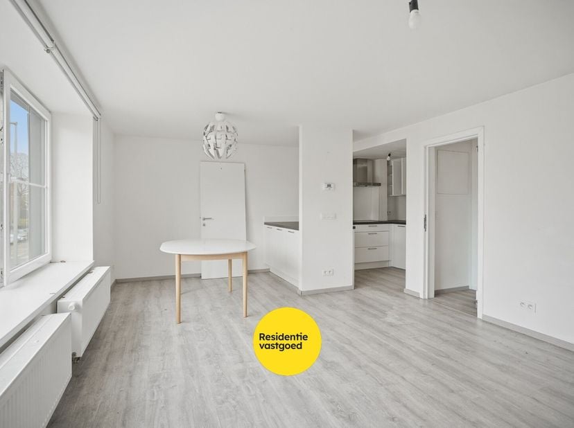 Centraal gelegen in Assebroek bevindt zich dit veelzijdige opbrengsteigendom op een perceel van 240 m², bestaande uit een handels gelijkvloers met bov