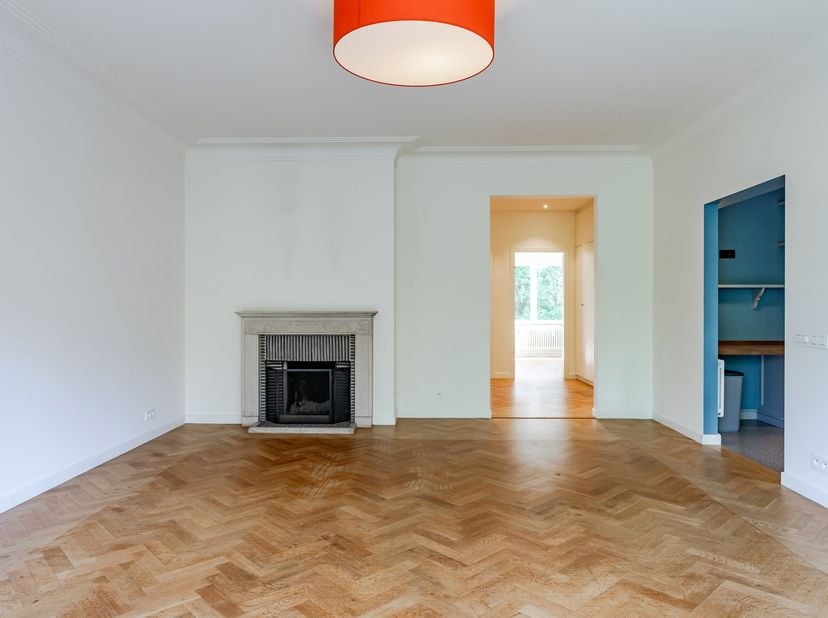 Situé à l’arrière de l’avenue Winston Churchill, dans un bel immeuble, cet agréable appartement se trouve au 3ème étage et offre un agencement fonctio