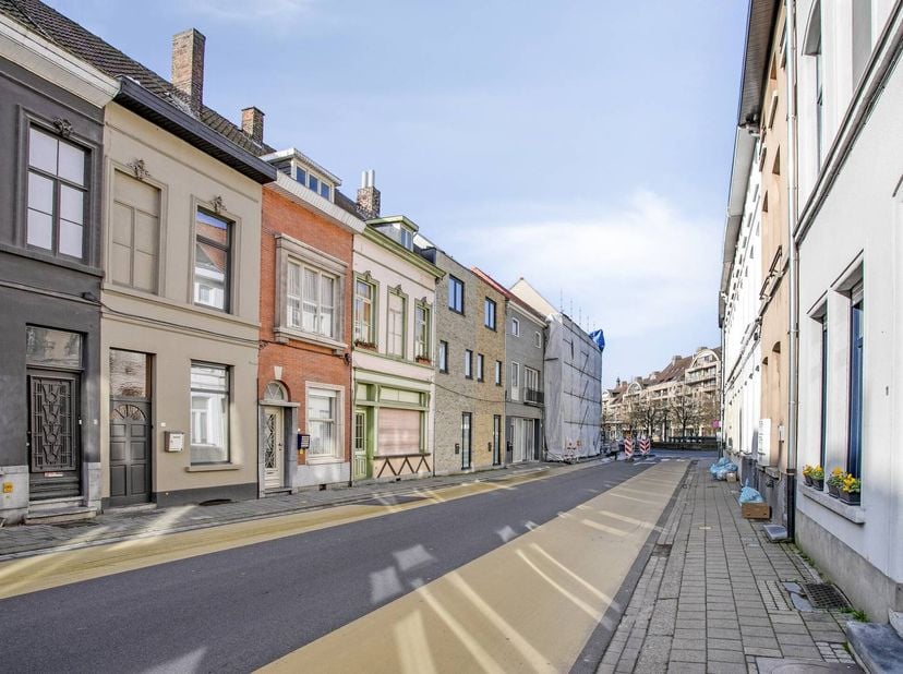 Située dans la Wandelingstraat, une rue calme du Veemarkt à Courtrai, nous trouvons cette maison de 3 chambres prête à emménager. Grâce à son emplacem