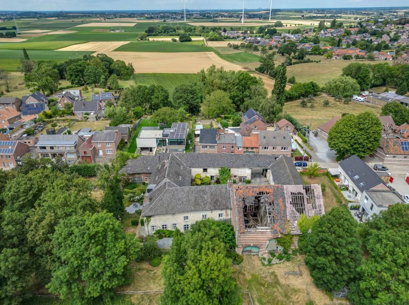 Deze prachtige vierkantshoeve aan de De La Brassinnestraat in Riemst biedt een unieke combinatie van karakter, ruimte en mogelijkheden. De eigendom we