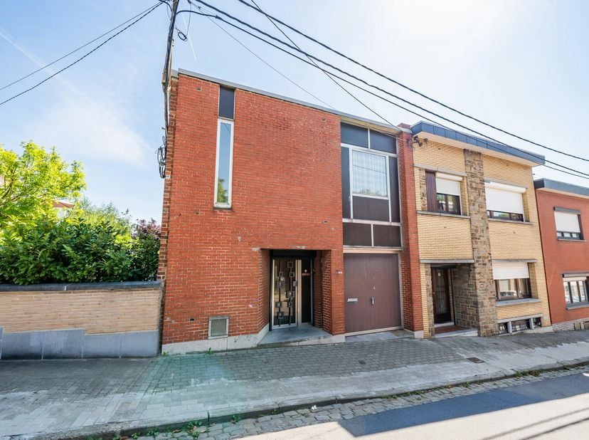 Découvrez cette maison semi-mitoyenne à rénover située dans la très prisée commune d'Ans. Bénéficiant d'un emplacement idéal, à proximité immédiate de