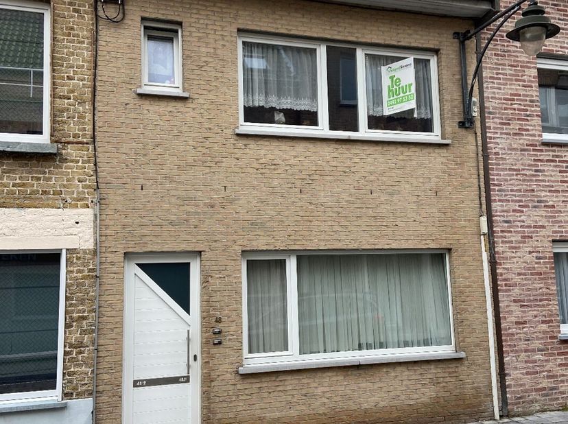 Duplex appartement vlakbij de markt van Koekelare in kleinschalige residentie (2 appartementen)<br />
Appartement is ingedeeld met een inkomhal - lich