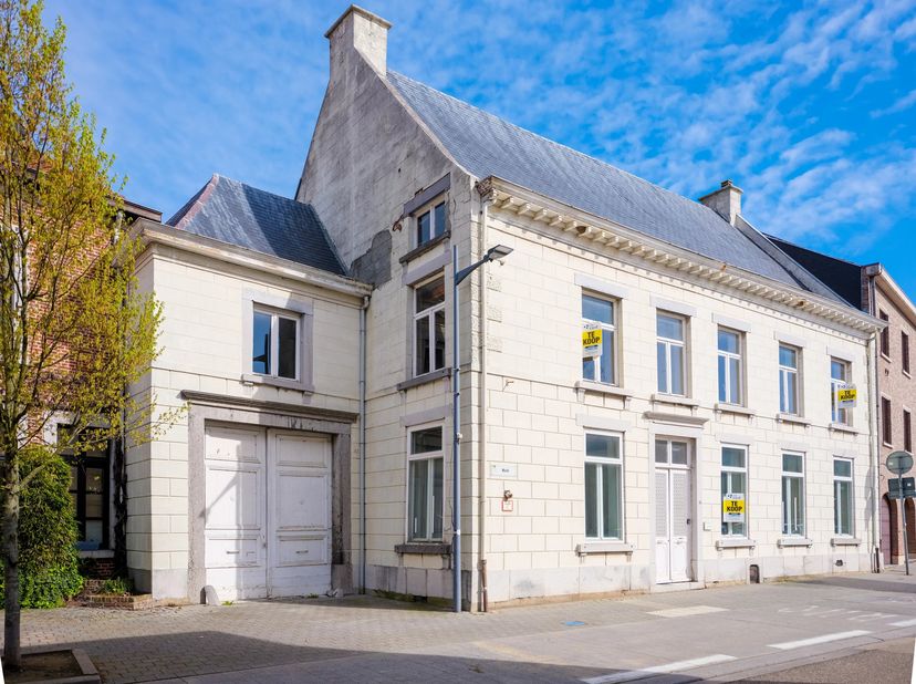 In het historische hart van Herk-de-Stad bevindt zich deze karaktervolle stadswoning, discreet verscholen maar op wandelafstand van winkels, horeca en