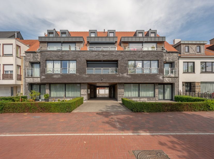 In deze mooie en kleinschalige residentie van bouwjaar 2014 hebben we een ruim duplex-appartement met 3 volwaardige slaapkamers, 2 badkamers, en 2 ter