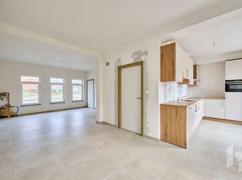 Prachtige vernieuwbouw woning (173m²) met 3 à 4 slaapkamers, een omheinde tuin en parkeerplaats in het centrum.<br />
Deze energiezuinige centrumwonin