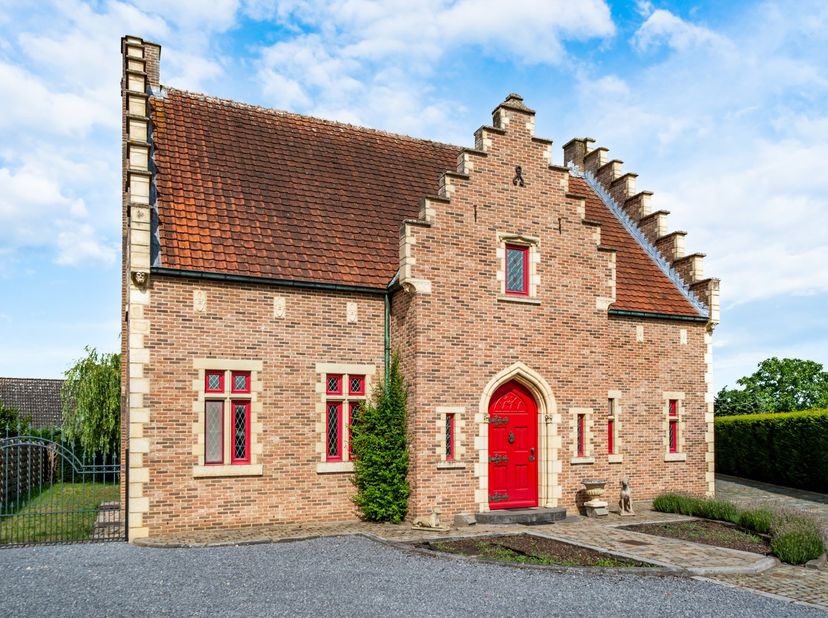 Welkom op Schoolstraat 74 in Dilsen-Stokkem.<br />
<br />
Bent u op zoek naar een karaktervolle woning met authentieke elementen en hedendaags wooncom