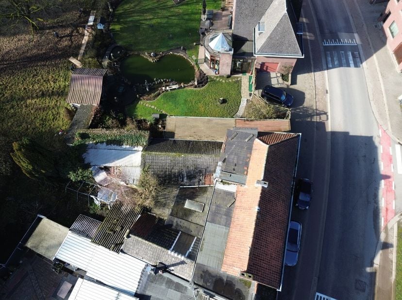 À vendre : maison mitoyenne de caractère située Grootstraat à Alken, à deux pas du centre animé. Construite en 1934, cette propriété offre une opportu