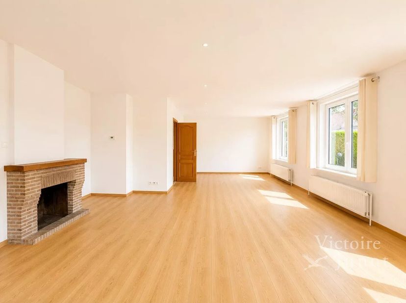 Voorgesteld door Debora Peruch Tel : 0476/71.28.17 ou debora.peruch@victoire.be<br />
Victoire Junot biedt u dit prachtige huis met 4 zijden aan, idea
