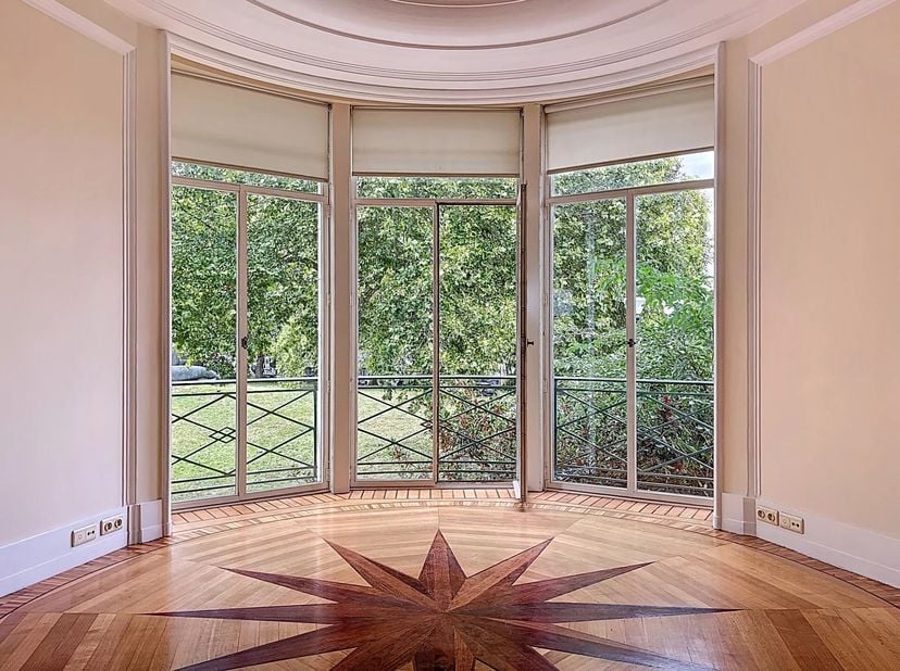 Dit prachtige kantoor op de begane grond/eerste verdieping is ideaal gelegen aan de elegante Louizalaan, met een adembenemend uitzicht op de Koningstu