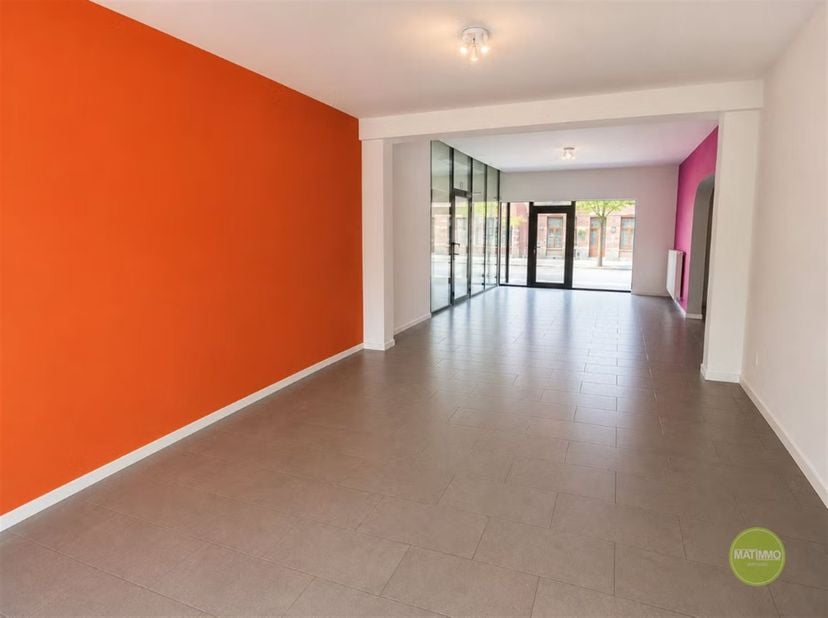 Un espace commercial attrayant à Mol avec un excellent potentiel commercial. Cette propriété dispose d'une surface utile de 55m² et d'une surface au s