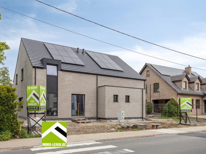Bekijk deze woning op de site van Immo Leroi: https://www.immo-leroi.be/pand/kopen-woning-tongeren/7435540.<br />
<br />
Vlakbij het stadscentrum is d