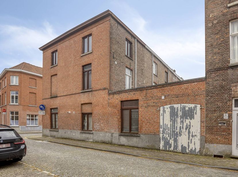 Deze hoekwoning is rustig gelegen, maar toch zeer centraal, op slechts enkele stappen van het centrum. De woning beschikt over 5 slaapkamers, 2 badkam