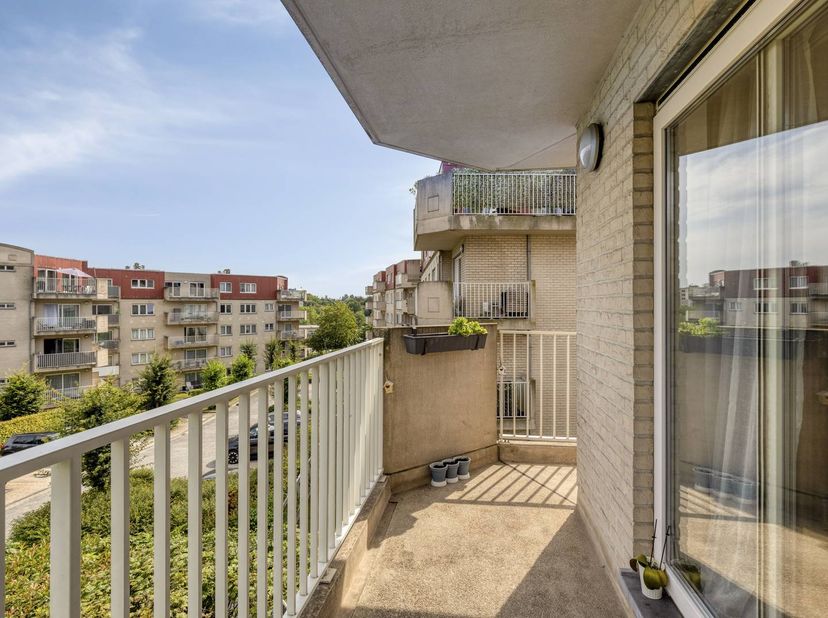 Appartement (99m²) met twee slaapkamers gelegen op de eerste verdieping van de residentie Helix. Het appartement is gelegen in de Joseph Bracopslaan,
