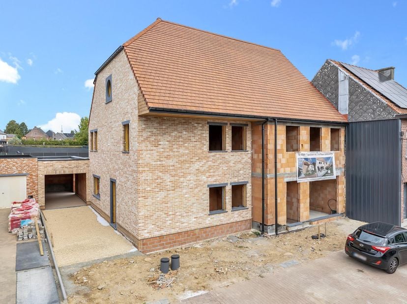 Voor meer info of een bezoek, bel 053 59 49 34 - Op een toplocatie in Haaltert bevindt zich deze stijlvolle nieuwbouwwoning. De woning omvat op het ge
