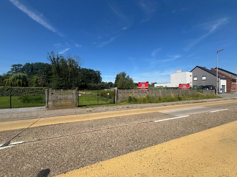 Deze bouwgrond van 8 are en 69 ca voor halfopen bebouwing, gunstig gelegen in de Zandstraat nabij centrum Kwaadmechelen, biedt alles wat je nodig hebt