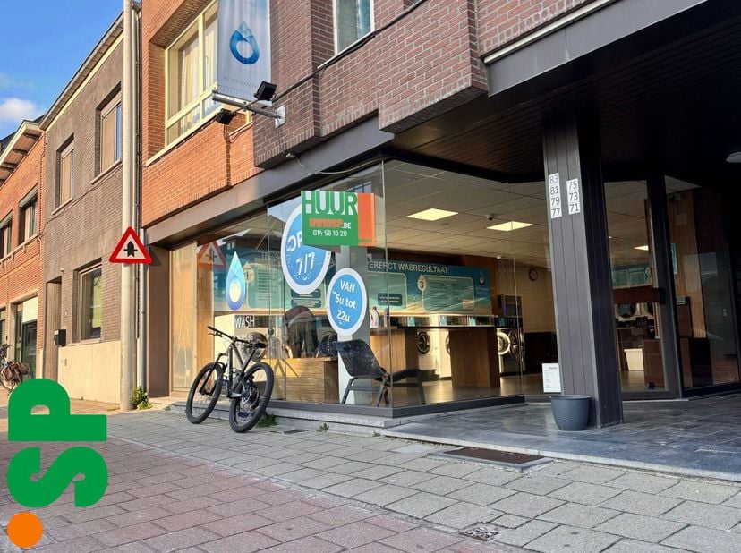 Op een strategische locatie nabij het station van Geel bevindt zich dit commercieel gelijkvloers van ca. 95 m².<br />
De ligging langs een belangrijke