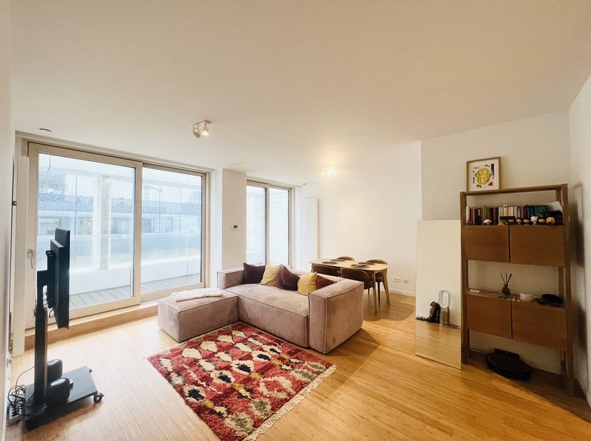 BRUSSEL, ideaal gelegen in de Europese wijk, op een steenworp afstand van alle voorzieningen, in een aangename, lichte wijk: APPARTEMENT (2 slaapkamer