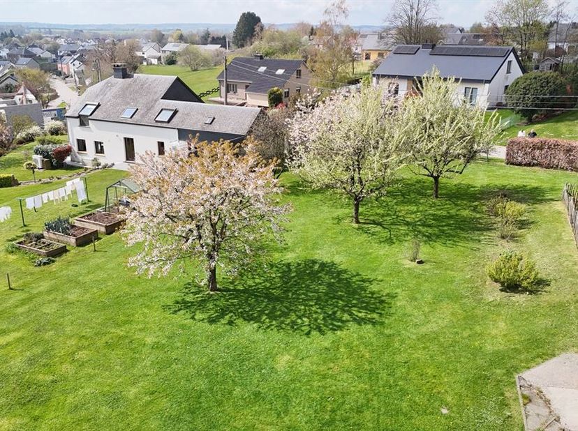 W Immobilière vous propose, au coeur du village de Rulles (commune de Habay), un superbe terrain à bâtir dune superficie de 9 ares 38 centiares.<br />