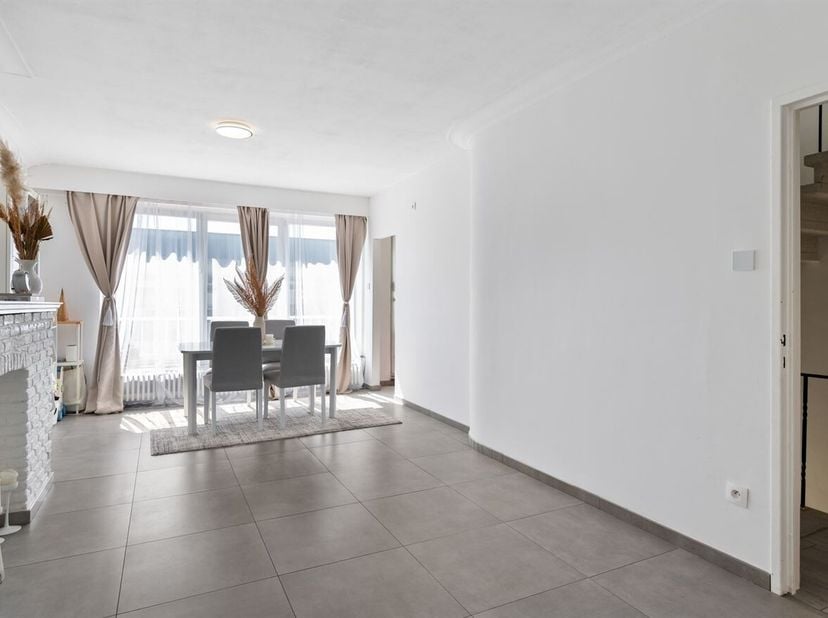 Duplex rénové avec 3 chambres et une grande terrasse ! <br />
Situation :<br />
On accède à ce duplex au rez-de-chaussée par le hall d'entrée. Un esca