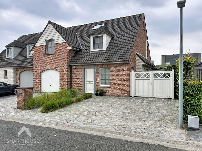 Ruime instapklare halfopen bebouwing op 396m² in een doodlopende straat bestaande uit een inkomhal met afzonderlijk toilet, lichtrijke leefruimte met