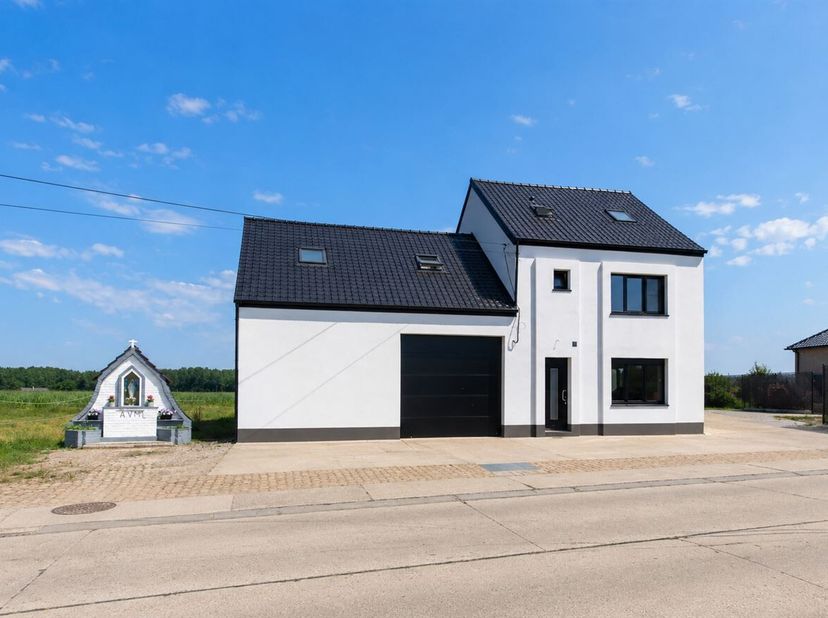 Instapklare en volledig gerenoveerde woning met 9 slaapkamers, loodsen en dubbele garage op 1.195 m²<br />
Ruimte, comfort en tal van mogelijkheden<br