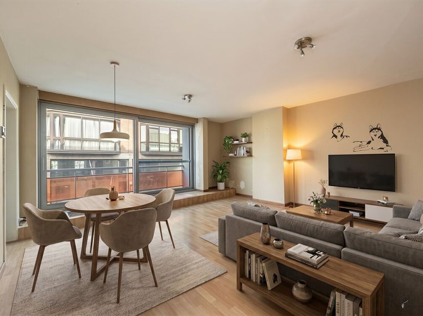 Charmant appartement de 83m² près du centre ville de Merksem.<br />
Au premier étage se trouve cet appartement avec beaucoup de potentiel, idéal pour