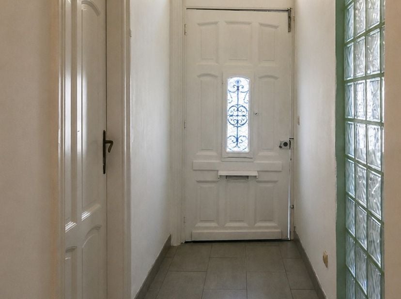 Deze karaktervolle halfopen woning uit de Belle Époque is gelegen op een perceel van 120 m² en beschikt over een aangename bewoonbare oppervlakte van
