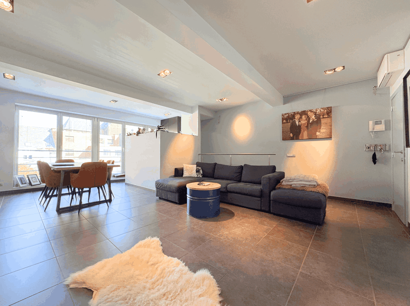 Prachtig duplex appartement in loftstijl van 150m2 op de eerste verdieping in een gebouw met lift! Dit appartement bestaat uit een inkomhal, apart toi
