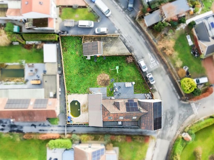 Dans le coeur vibrant dEvregnies, cette maison déploie son charme. <br />
Le rez-de-chaussée souvre sur un vaste living très lumineux, prolongé par un