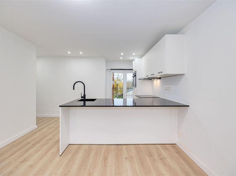 Dit volledig gerenoveerd appartement (2025) staat te koop aan de Kaaldries op een centrale locatie en op wandelafstand van het centrum van Hamme. Supe