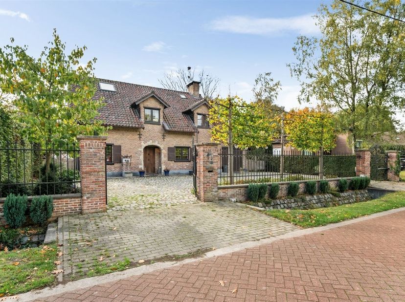 Charmante villa in fermettestijl met verwarmd zwembad op prachtig perceel van meer dan 1.000 m²<br />
In een rustige, groene en residentiële omgeving