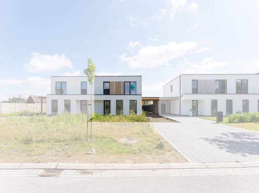 Deze moderne nieuwbouwwoning te Koekelare bestaat uit: <br />
<br />
Gelijkvloers: inkomhal - gastentoilet - lichtrijke living met open ingerichte keu