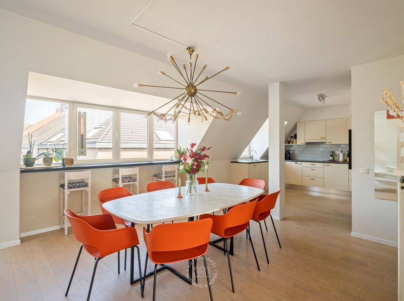 Dit lichtrijk duplex appartement bevindt zich in een kleinschalige residentie Campo S in het hartje van Sint- Amandsberg dorp. De residentie werd in 2