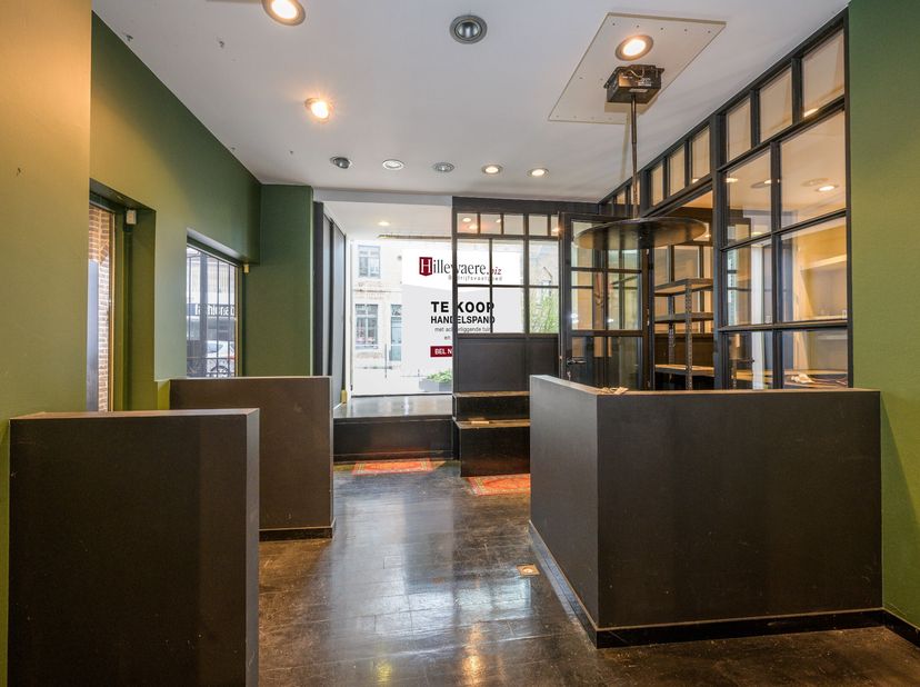 Dit authentieke handelspand met bovengelegen woonst is gelegen op een uitstekende toplocatie in het bruisende centrum van Bree, omringd door succesvol