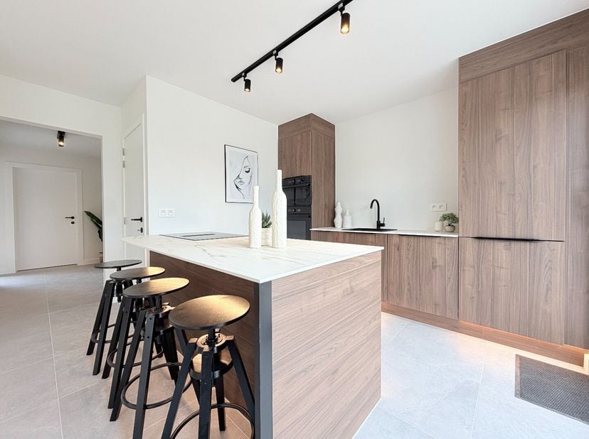 In deze prachtige woning staat licht en ruimte centraal. Dankzij de grote raampartijen geniet u hier van een overvloed aan natuurlijk licht en een hee