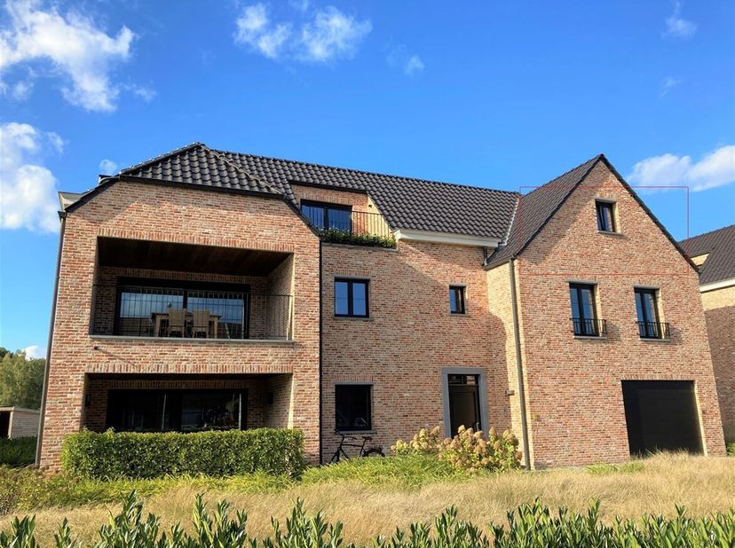 Prachtig en ruim 1-slaapkamerappartement met ondergrondse staanplaats<br />
Ligging: Dit appartement is ideaal gelegen met een vlotte verbinding naar