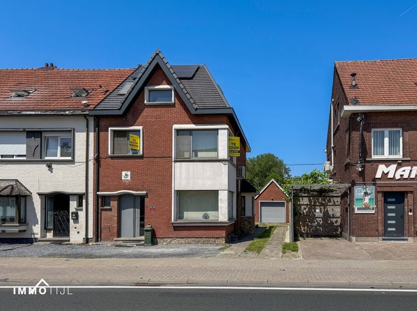 Deze instapklare woning, gelegen nabij het centrum van Aalst, verwelkomt u op het gelijkvloers met een inkomhal voorzien van een gastentoilet. Verder