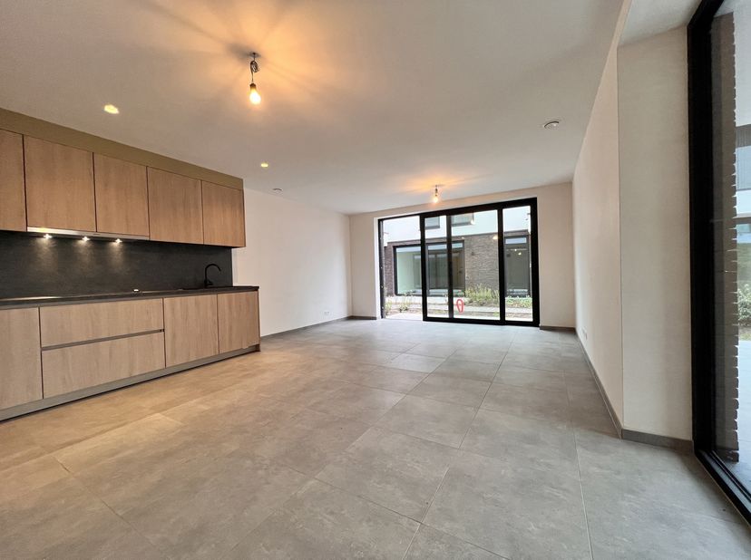 Dit leuke 1 slaapkamer appartement ligt op de gelijkvloerse verdieping van het nieuwbouwproject Postiljon in het centrum van Kruishoutem. Het appartem