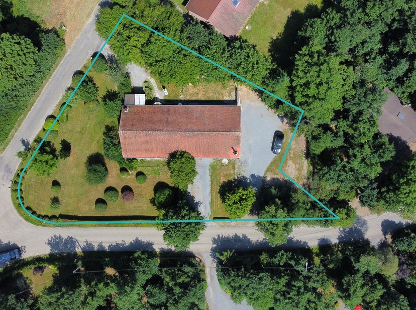 Nous vous proposons cet ensemble immobilier unique, composé de deux maisons de plain-pied totalement indépendantes situées dans un cadre paisible à Ba